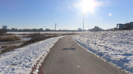 901359 Gezicht over het besneeuwde landschap bij Bedrijvenpark Papendorp te Utrecht, met op de achtergrond de Prins ...